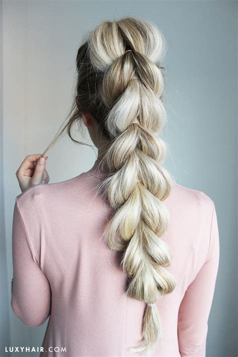 Žena s objemným falošným vrkočom (pull through braid)