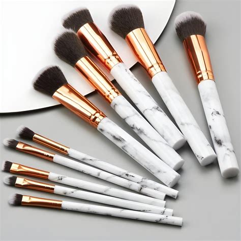 rôzne typy pomôcok na líčenie obočia