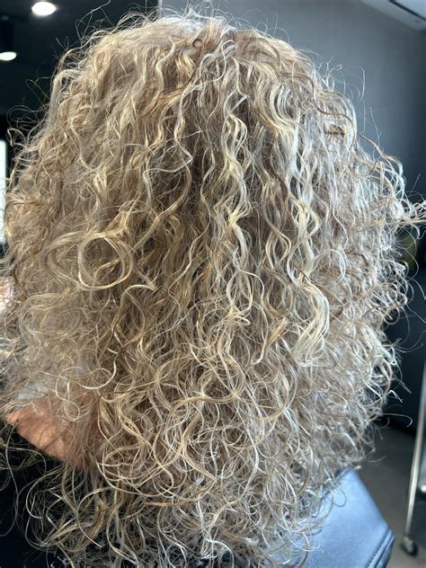 štruktúra vlasu a ako funguje trvalá ondulácia