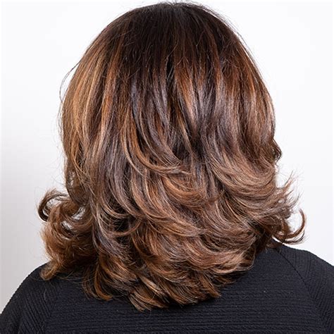 Vrstvený strih s pramienkami okolo tváre