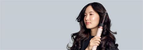 Infografika s krokmi na úpravu vlasov pomocou rotačného kulmofénu